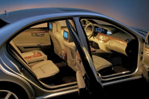 室内空間を設計する重要なポイントは人間を最優先すること。写真はSクラス／W220。