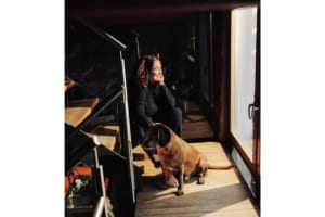 ルフトハンザの女性機長コーデュラ・プラウムさんとポルシェ・マカンGTS