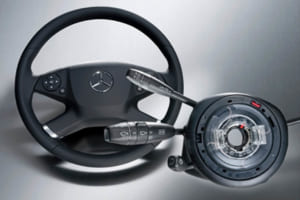 よく使うスイッチやレバーはステアリングホイール内の手が届きやすい場所に設置してある。写真は分解したハンドルとよく使うコンビネーションスイッチ・レバー類。