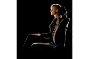 解剖学的にドライバーの背中をシートに密着させ、「正しい姿勢」で座ることを最重要視している。