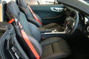 解剖学的にドライバーの背中をシートに密着させ、「正しい姿勢」で座ることを最重要視している。写真はSLKのフロントシート。