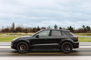 ルフトハンザの女性機長コーデュラ・プラウムさんとポルシェ・マカンGTS