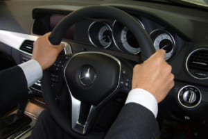 メルセデス・ベンツのハンドルは普通よりも少し径が大きく楕円形である。それは平均的人間の肩幅に合わせ、左右の腕を自然に前に伸ばしたところにピッタリと決まり、操作感覚を高める設計にしているからだ。写真はCクラス／W205。