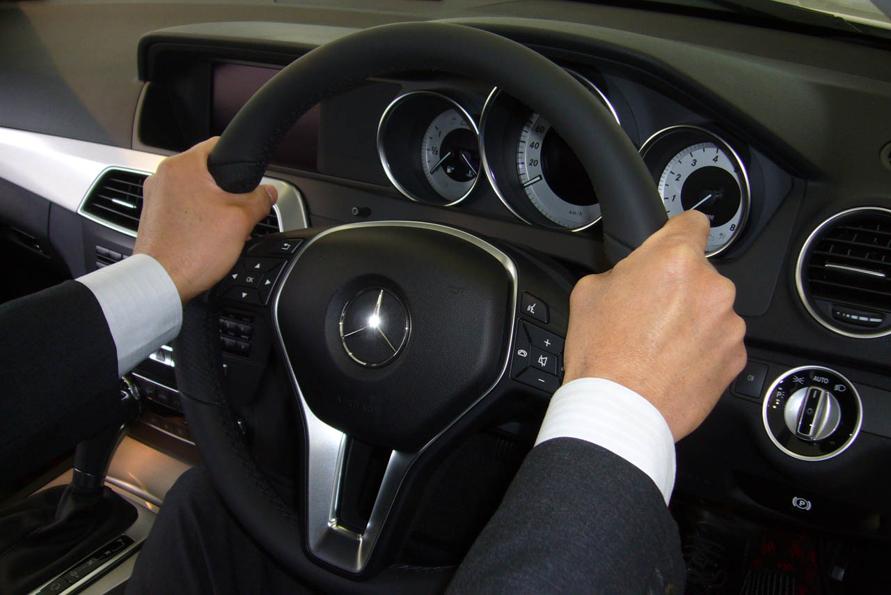 メルセデス・ベンツのハンドルは普通よりも少し径が大きく楕円形である。それは平均的人間の肩幅に合わせ、左右の腕を自然に前に伸ばしたところにピッタリと決まり、操作感覚を高める設計にしているからだ。写真はCクラス／W205。