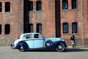 戦前車を操る若き女性オーナーも！ 横浜赤レンガに集結した「ロールス・ロイス＆ベントレー」の新潮流