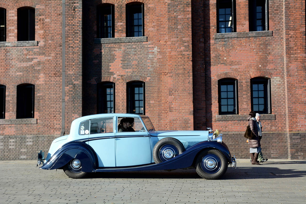 戦前車を操る若き女性オーナーも！ 横浜赤レンガに集結した「ロールス・ロイス＆ベントレー」の新潮流