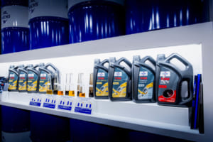 フックスの主力である乗用車用エンジンオイル「TITAN（タイタン）」シリーズのラインナップ。