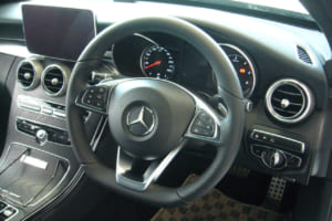 ハンドルは大径で、しかもある程度太いグリップが握る力も少なくて済み、同時に長距離運転でも疲労も少なくて済む。写真はCクラス／W205。