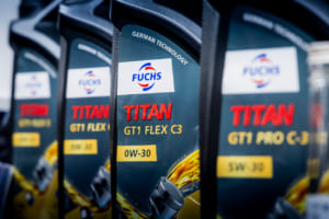 ボトル上部に誇らしげに記された「GERMAN TECHNOLOGY」の文字。写真は欧州車のクリーンディーゼルやガソリン車に対応する「TITAN GT1 FLEX C3 0W-30」。最新の規格をクリアし、エンジンの保護と燃費性能を両立させる。