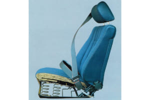 本来、メルセデス・ベンツのシートは各層の材質が重なり合っても目詰まりを起こさない構造で「呼吸するシート」と呼ばれる。しかも湿気を吸収するヤシの実の繊維を採用。写真はW123。