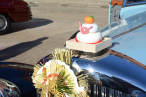 女性オーナーの愛車らしく、可愛らしく「お正月デコ」が施されたダービー・ベントレー。