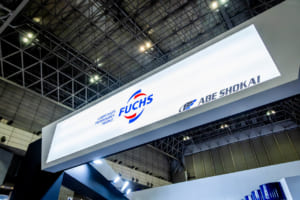 今回の出展は、長年のパートナーである阿部商会との共同ブースとして展開された。巨大な頭上サインは、日本市場における両社の強固な連携関係を示している。