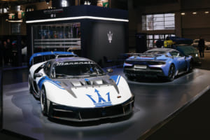 美しき“特注”の競演。33ストラダーレとMCXtremaが「ボッテガ・フォーリセリエ」で示す、情熱の系譜