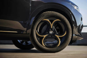 アルファ・ロメオ「ジュニア」に黒×金の限定車「インテンサ」登場。シリーズ完結を飾る180台の“情熱”