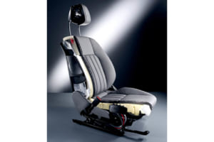 今では環境の問題からウレタンスポンジでシートが構成されている。写真はW202。