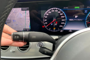 メルセデス・ベンツのエンジニアはウインカー／ワイパー／パッシングライト／ウォッシャーの4機能を集中して操作できる、独自の1本のコンビネーションスイッチ・レバーをステアリングコラム左内側のストークに集結し、ハンドルから手を離さずに前方を見ながら容易に操作できるようにしている。