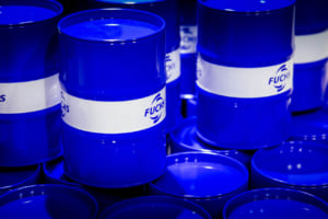 世界中の整備現場で信頼の証となっている、フックスブルーのドラム缶。1931年の創業以来、潤滑油のスペシャリストとして産業とモビリティを支え続けてきた「巨人」の象徴的な光景だ。