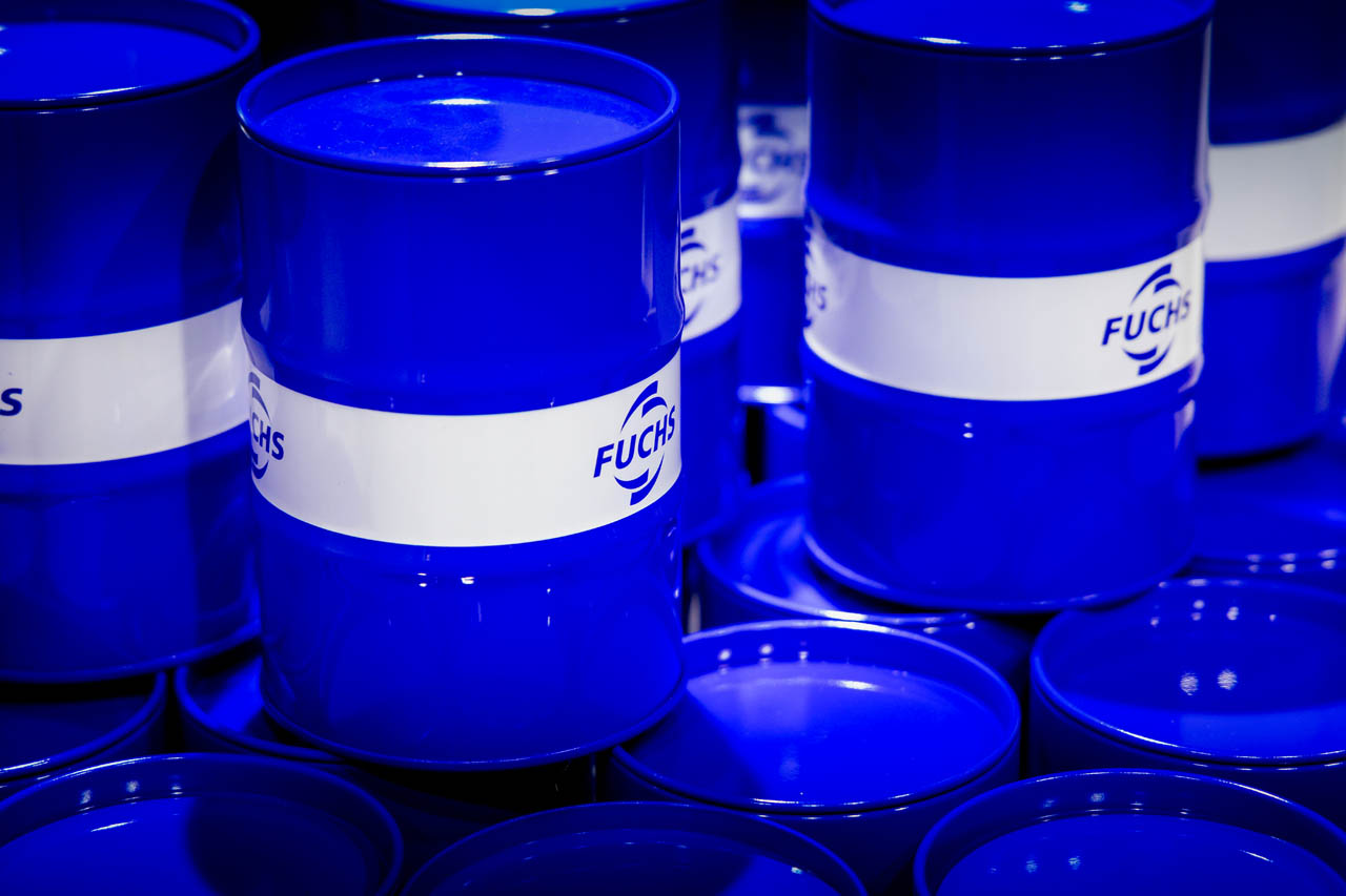 世界中の整備現場で信頼の証となっている、フックスブルーのドラム缶。1931年の創業以来、潤滑油のスペシャリストとして産業とモビリティを支え続けてきた「巨人」の象徴的な光景だ。