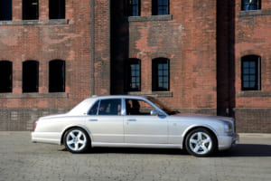 イベント会場に進入するベントレー・アルナージT。