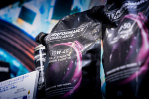 過酷な条件下でも油膜を保持する「FULLY SYNTHETIC（全合成）」のプレミアムエンジンオイル。中身の劣化を防ぎ、使いやすさも考慮されたパウチスタイルも展開されている。