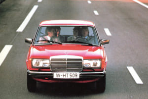 メルセデス・ベンツはロングドライブしても疲労が少なく、フレッシュな気分でドライブできる。このことが「メルセデス・ベンツのシートが呼吸」している理由だ。写真はW123。