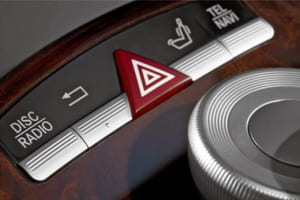 メルセデス・ベンツは、特に1993年以後に発表されたCクラスセダン／W202から、どんな場合でも、「あとから操作したウインカーが優先」される設計。これは発進時の危険を少しでも減らすために、人間が操作する以前の重要なポイントでの機能を知り尽くしたメルセデス・ベンツの操作安全設計。写真はハザードスイッチのアップ。