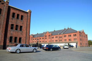 赤レンガ倉庫1号館と2号館の間に設けられたイベント会場に、一台また一台と進んで行くロールス・ロイス／ベントレーたち。