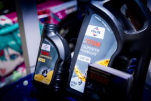 エンジンオイルだけでなく、ギアオイル（左：TITAN SINTOPOID LS 75W-90）など駆動系のフルラインナップもフックスの強みだ。