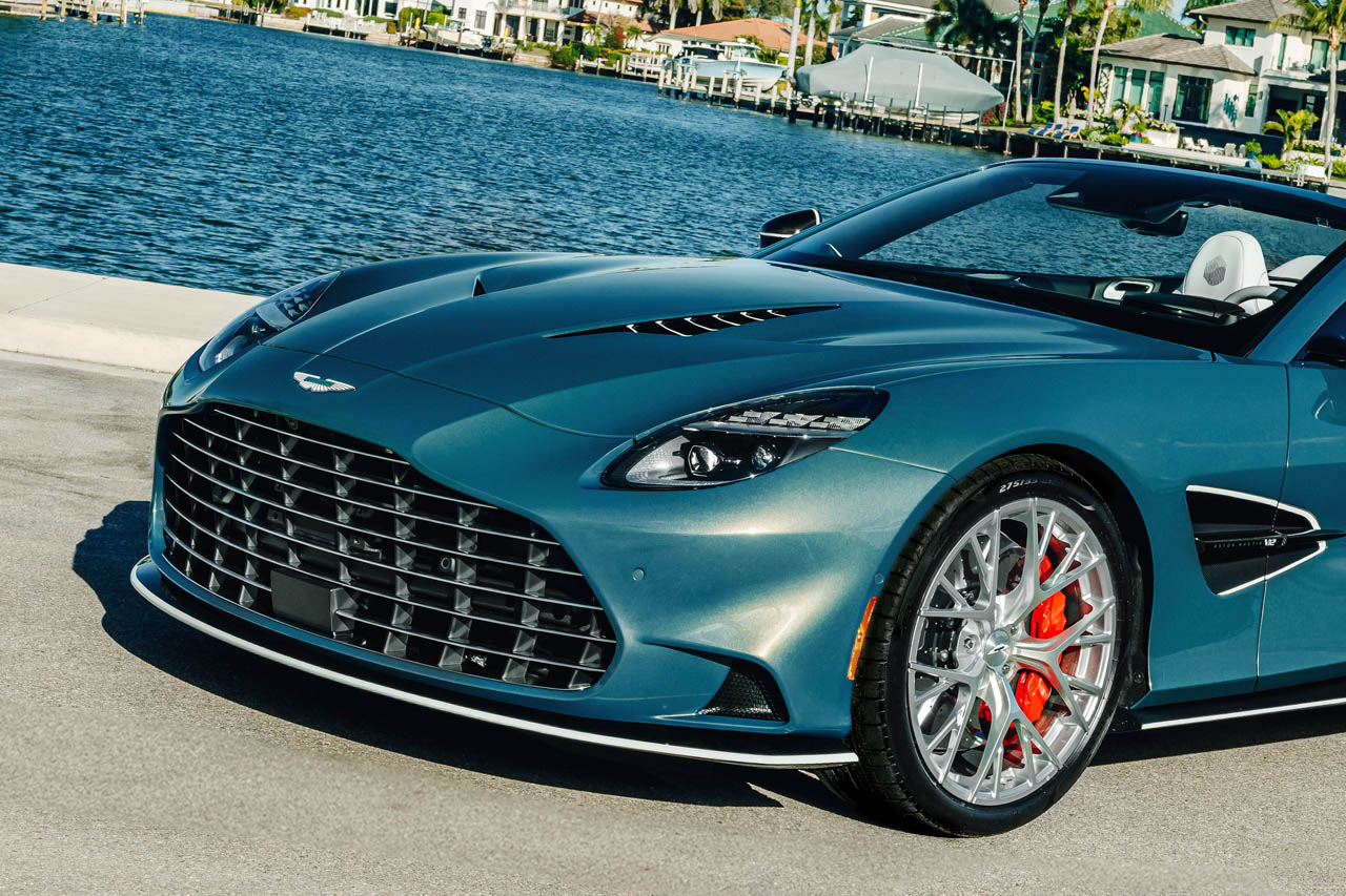 世界に1台、フロリダの海を纏うV12。アストン「ヴァンキッシュ・ヴォランテ」の美学
