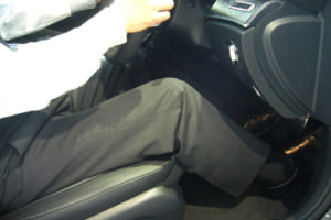 メルセデス・ベンツではドライバーの膝の曲がる角度を120度になるよう設計し、疲れない最もペダルを踏みやすい角度にしている。