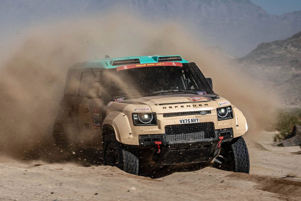 なぜ市販車の骨格で挑む？ ディフェンダーがダカール2026で証明する「究極の耐久哲学」