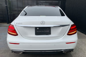 ハザードスイッチをオンにし、前後左右のウインカーを点滅させた状態。写真はEクラス／W213のリアハザード点滅中。