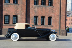 今回の最古参モデルである1931年型ロールス・ロイス・ファントムII。アメリカのコーチビルダー、ブリュースターの製作したコンバーチブルながら、どこかフランスのカロジエが作ったデカポタブルのような雰囲気を漂わせる。