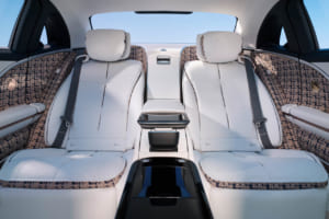 メルセデス・ベンツに使われる本革は永年にわたり、温度や湿度の変化にも耐える高い耐久性が要求される。写真は2022年メルセデス・マイバッハ S680 オート・ヴォワチュールのリアシート。