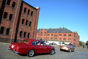 赤レンガ倉庫1号館と2号館の間に設けられたイベント会場に、一台また一台と進んで行くロールス・ロイス／ベントレーたち。最後尾はベントレーの元祖「フライングスパー」。