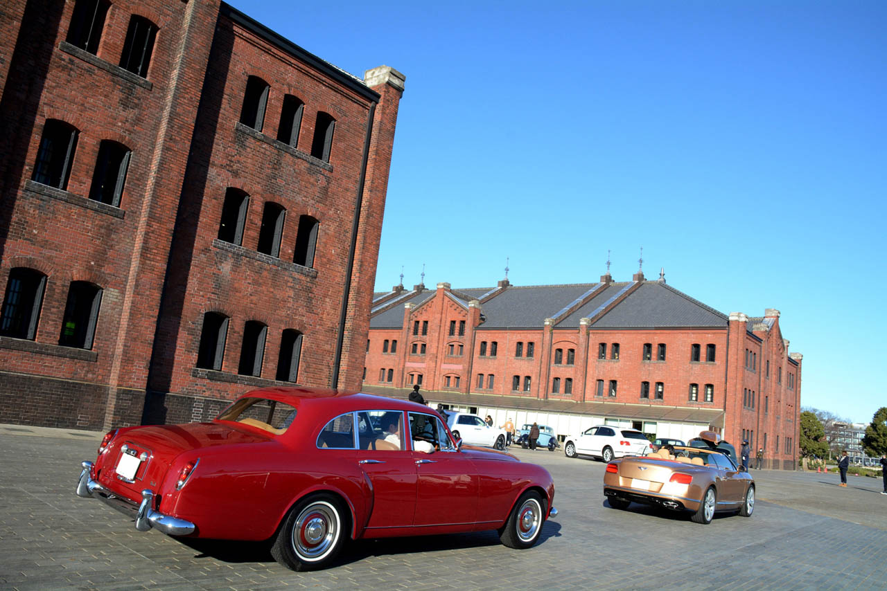 赤レンガ倉庫1号館と2号館の間に設けられたイベント会場に、一台また一台と進んで行くロールス・ロイス／ベントレーたち。最後尾はベントレーの元祖「フライングスパー」。