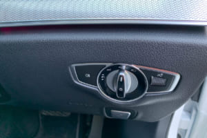 ヘッドライトスイッチは安全のために、必ず運転席側のダッシュボード下側に設置。写真はCクラス／W205。