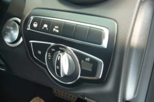 ヘッドライトスイッチは安全のために、必ず運転席側のダッシュボード下側に設置。写真はEクラス／W213。