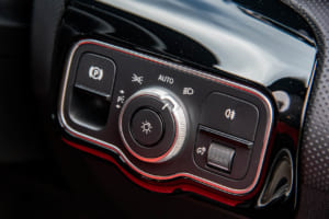 ヘッドライトスイッチは安全のために、必ず運転席側のダッシュボード下側に設置。写真は最新のCLA／C118。