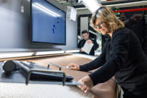 メルセデス・ベンツに使われる本革はスペシャリストによって皮の表面にしわ、傷、虫刺されなどの小さな傷がないかをコンピューターで検査をする。