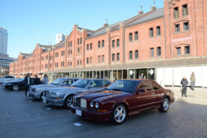 会場内のベントレー側に隊列を組んだコンチネンタルR／コンチネンタルTたち。