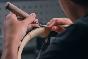 本革の裁断後は個々の部位を互いに「手で縫い合わせ」、立体的に仕上げる。