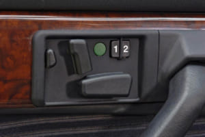 シートをかたどった形状のユニークなパワーシートスイッチの採用は1979年のSクラス／W126から。写真はSクラス／W126のパワーシートスイッチ。