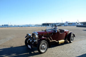 フェリー埠頭を背に快音を聴かせるロードスターは、1935年型ダービー・ベントレーをベースにスペシャルボディを組んだ個体。