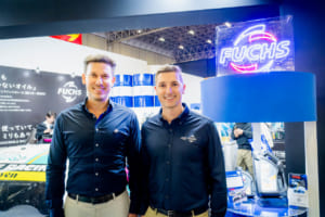 フックスジャパン代表取締役とフックス APEC統括責任者を兼務するルーベン・エブナー（Ruven Ebner）氏（右）と、フックス APEC自動車部門事業開発マネージャーを務めるステファン・レンズ（Stephan Lenz）氏（左）。