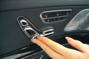 最近モデルでは、特にカドが無くなめらかで安全、しかも「指の腹」で押すようになっている。これは、マニキュアやネイルケアをした女性の指や爪を傷つけないための優しい気配り設計。しかも、3名分のシートポジションをメモリーできる。写真はSクラス／W222。