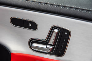 最近モデルでは、特にカドが無くなめらかで安全、しかも「指の腹」で押すようになっている。これは、マニキュアやネイルケアをした女性の指や爪を傷つけないための優しい気配り設計。しかも、3名分のシートポジションをメモリーできる。写真はCLA／C118。