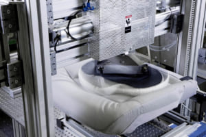 本革の耐久テスト：人の乗り降りを想定して、機械で「約3kgの力」をかけて「8000回」こする。