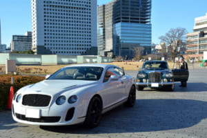 一番に会場入りしたのは、ベントレー・コンチネンタル初代スーパースポーツに乗る若いカップル。