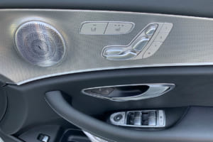 最近のモデルではワンタッチパワーウィンドウのスイッチ自体がドアの内側に付いているので分かりやすく、操作も簡単で楽である。挟み込み防止機能付で安全。写真はパワーウインドウのスイッチ、パワーシートスイッチ、シートヒータースイッチ付き。